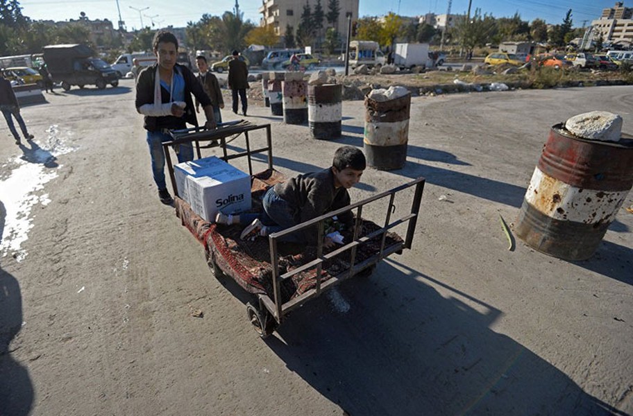 Được sự yểm trợ của các chiến đấu cơ Nga, quân đội Syria tiếp tục đẩy lùi phiến quân IS ra khỏi nhiều khu vực ở tỉnh Aleppo. Trong ảnh, người dân ở Aleppo đưa đồ đạc cùng người thân quay trở về nhà sau nhiều tháng phiêu bạt tha hương chạy trốn phiến quân IS.